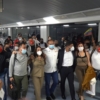 Estuvieron 3 meses: Llegaron al país 12 de los 19 tripulantes del avión retenido en Argentina