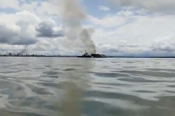 Buque pesquero venezolano incendiado en Colombia se hundió y derramó combustible en Bahía de Buenaventura