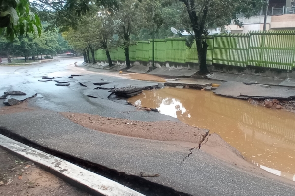 Cierran avenida principal de Macaracuay tras rotura de tubería