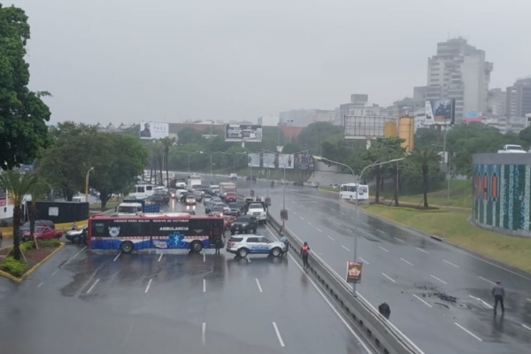 Caracas | Restringen paso vehicular en el distribuidor Altamira debido a las fuertes lluvias