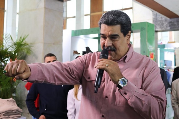 Maduro oferta zapatos a los maestros antes del inicio del año escolar (+precio)