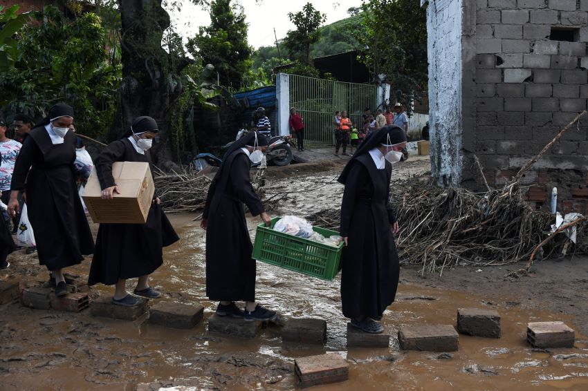 En Las Tejerías se intensifica la búsqueda de desaparecidos mientras se evalúan las pérdidas por la devastación