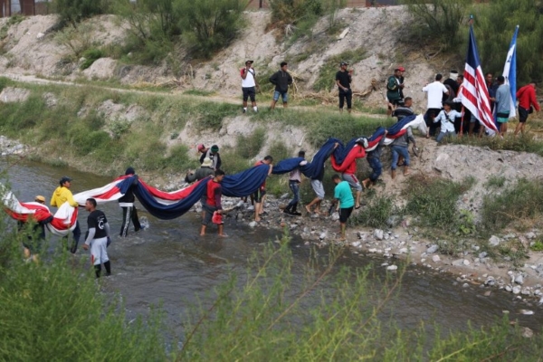 Policía fronteriza de EEUU disolvió con balas de goma protesta de venezolanos en la frontera con México