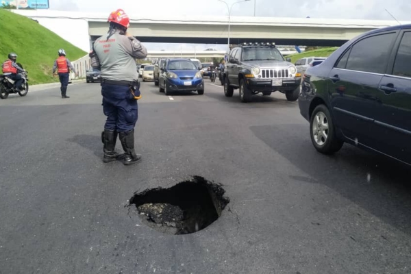 Restringen paso vehicular a la altura del distribuidor Altamira por hundimiento del asfalto