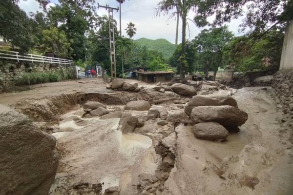 Emergencia en Maracay por desbordamiento del río El Castaño (+videos)