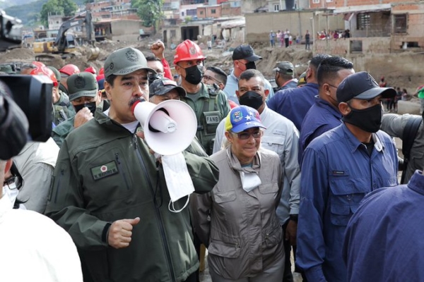Maduro aprueba fondo económico para Las Tejerías y pide ayuda a banqueros del país