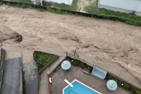 Autoridades alertas en La Guaira por desbordamiento del río El Cojo en Macuto