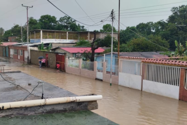Lluvias en Venezuela | Unas 650 viviendas inundadas en Sucre tras desbordamiento de un río