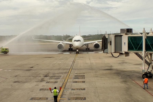 275 pasajeros llegaron al país: Iberia reinició su ruta aérea entre España y Venezuela (+fotos)