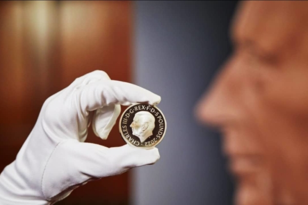 Comienza a acuñarse primera moneda con imagen del rey Carlos III