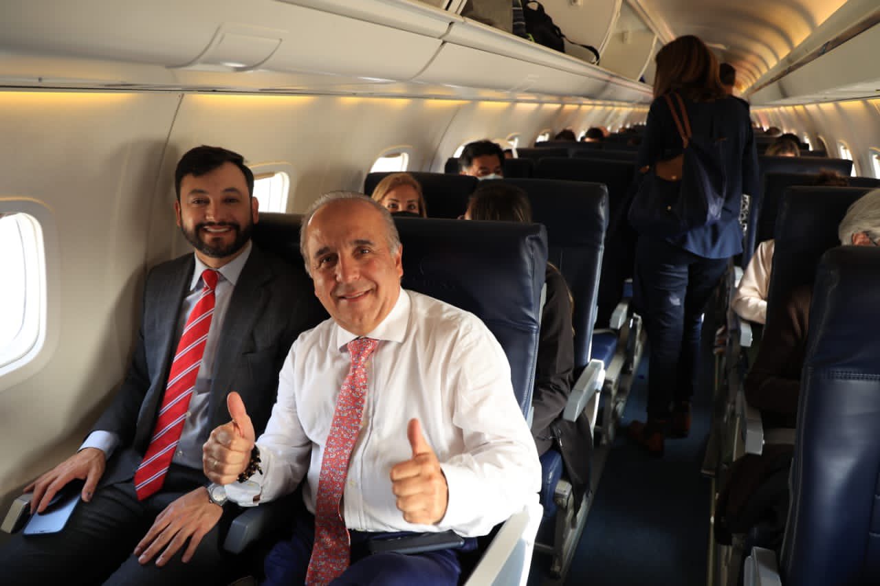 Guillermo Reyes en el vuelo de Satena hacia Caracas