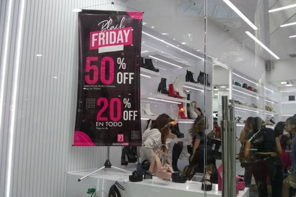 #Crónica ByN | Venezolanos aprovechan el “Black Friday” para comprar los estrenos y regalos navideños