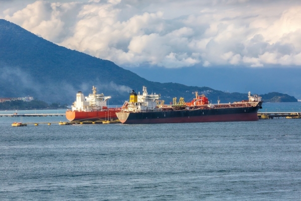Petrolero fletado por Chevron colisionó en el puerto de Amuay con buque sancionado