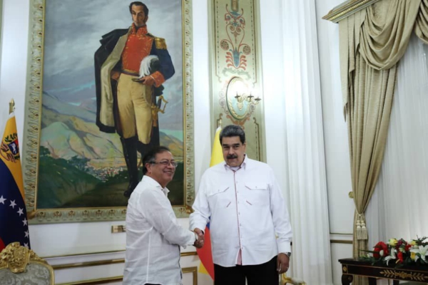 Petro afirmó frente a Maduro que “la frontera está en manos de las mafias”