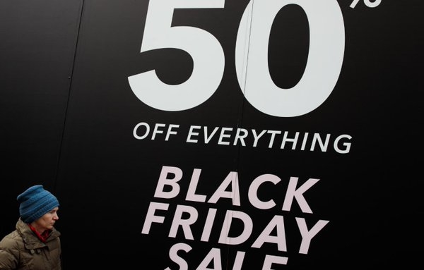 Estadounidenses salen a comprar en el Black Friday pensando en la inflación
