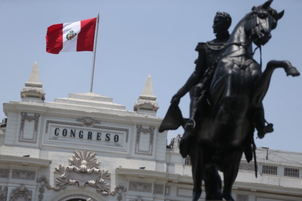 Aumentan protestas por nuevas elecciones en Perú: llaman a paro nacional indefinido