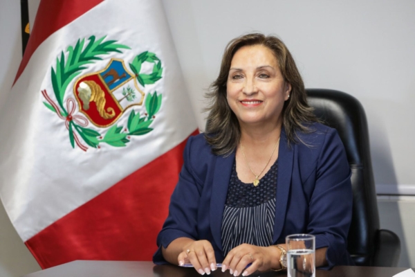 Juramentan a Dina Boluarte como la nueva presidenta de Perú