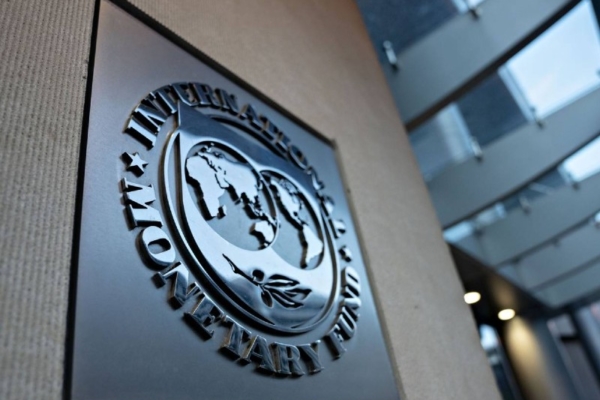 Economía mundial «más sólida» de lo esperado a pesar de crisis, afirma comité del FMI