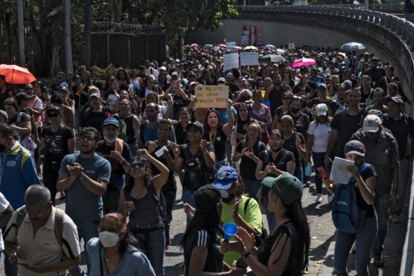 #Crónica | Marchas de miles de docentes pidieron aumento de 3.000% y cobrar en divisas