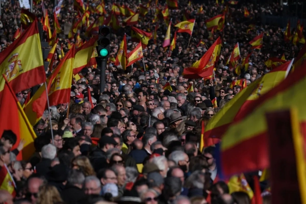 Derecha española movilizó a miles en concentración contra Pedro Sánchez en Madrid