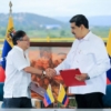 Maduro y Petro firman acuerdo comercial que permitiría elevar el intercambio a US$1.800 millones este año