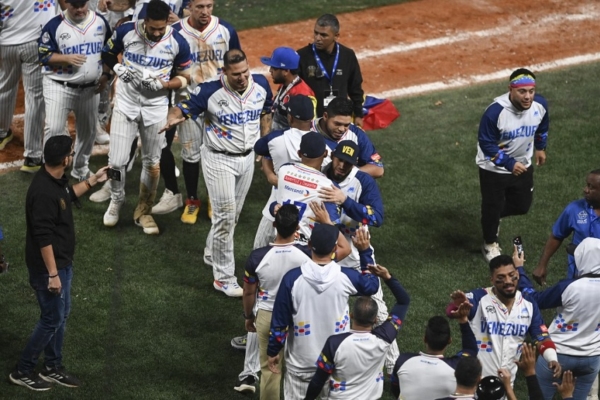 Venezuela se impone 3×2 a Dominicana en agónicas doce entradas en la Serie del Caribe