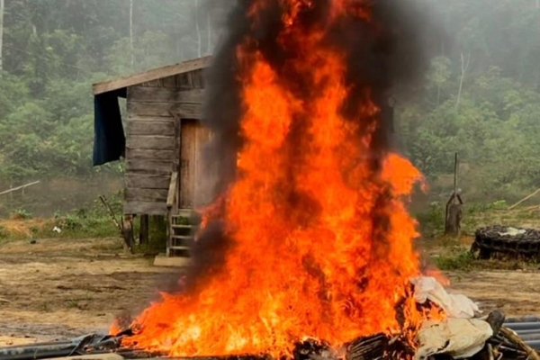 Militares venezolanos destruyeron tres embarcaciones dedicadas a la minería ilegal