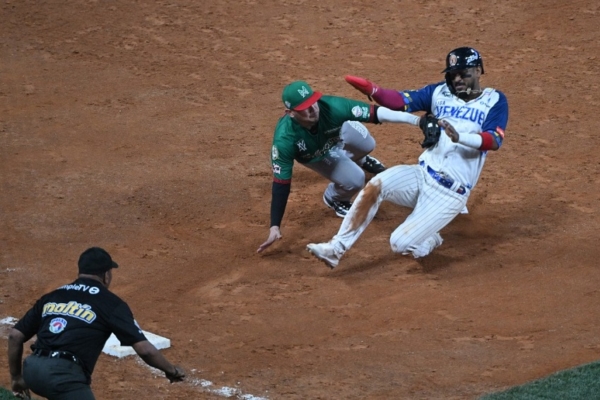 Venezuela remonta al vencer 8×6 a Curazao y apunta a semifinales en la Serie del Caribe