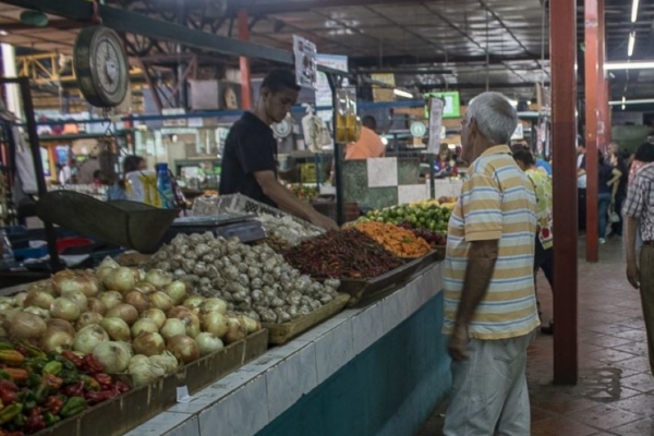 Precios en dólares bajaron en febrero, pero la cesta básica de Cedice costó US$473,95