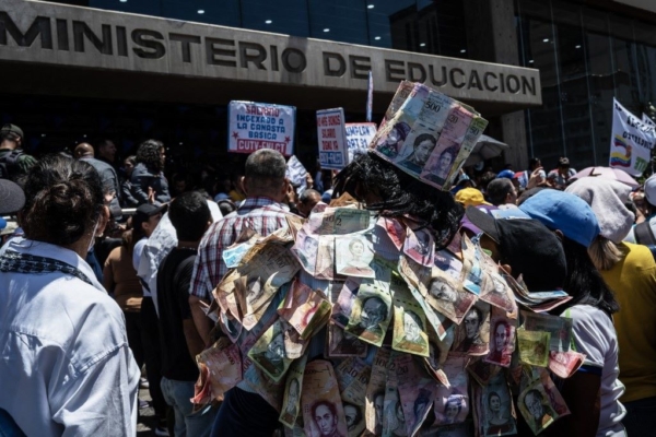 Empleados públicos y jubilados plantean en la calle que dinero de los corruptos se use para aumentar salarios