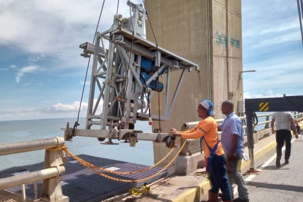 Trabajadores realizaron mantenimiento preventivo y correctivo en el puente Rafael Urdaneta de Maracaibo