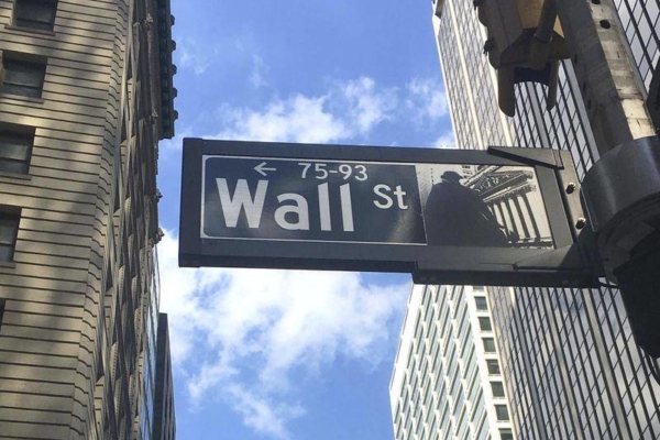 Wall Street termina a la baja en medio de temor por sector bancario