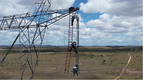 Trabajos de mantenimiento de Corpoelec en los sistemas de alta tensión de Guayana. Fuente: Corpoelec.
