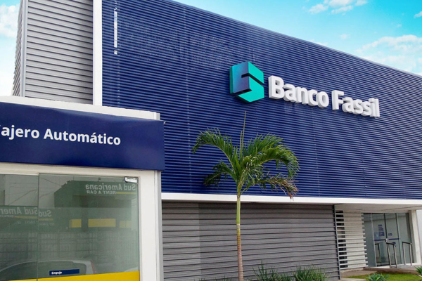 Intervienen uno de los mayores bancos de Bolivia y clientes se toman sedes