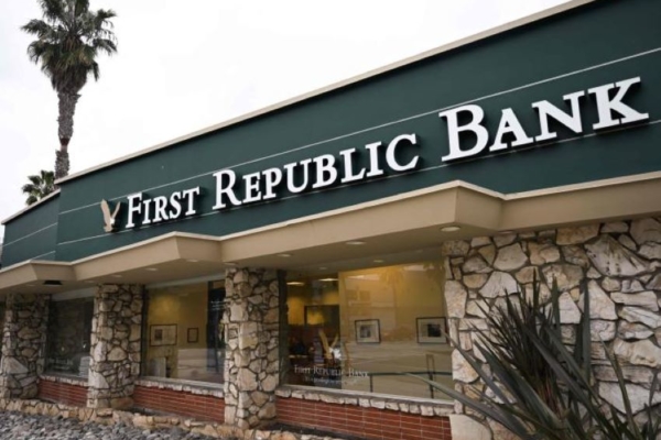 Estadounidense First Republic Bank se hunde en Wall Street por enorme pérdida de depósitos