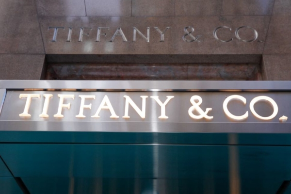 Reabre icónica joyería Tiffany en Nueva York bajo control del gigante del lujo LVMH