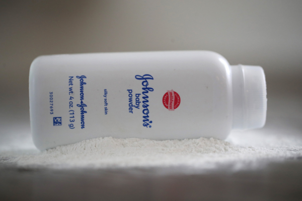 Johnson & Johnson ofrece pagar hasta 8.900 millones por demandas sobre polvos de talco