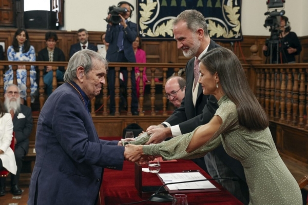 El máximo galardón: Rafael Cadenas recibió el Premio Cervantes 2022 en España a los 93 años