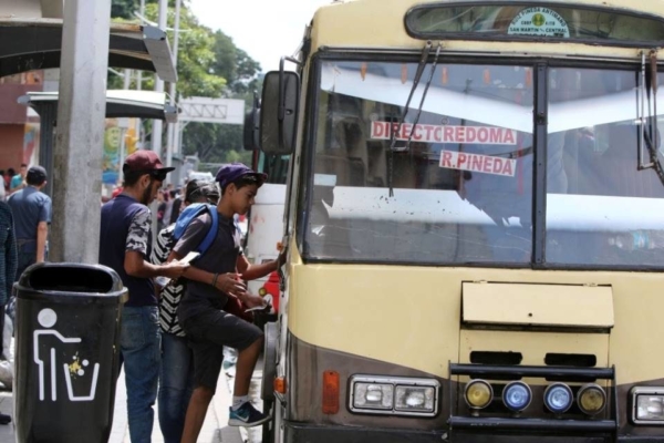 Usuarios denuncian aumento del pasaje en transporte público de Caracas