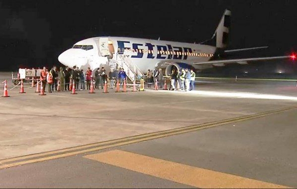 Partió hacia Venezuela un avión con más de 100 migrantes varados en frontera Chile-Perú