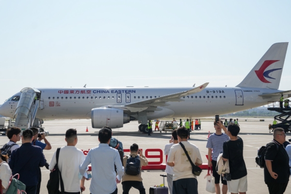 Primer avión de pasajeros producido por China realizó su vuelo inaugural