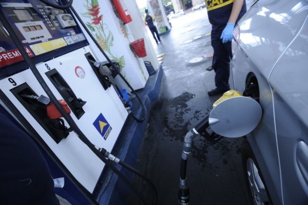 Uruguay bajará el precio de la gasolina y del gasoil en junio