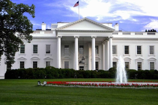 Entre negociaciones y ataques, el riesgo de default de Estados Unidos persiste