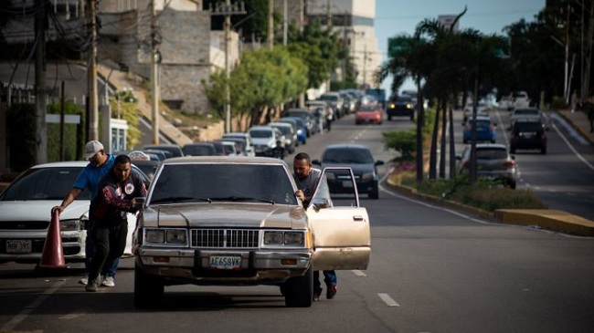 Largas colas para echar combustible en Venezuela