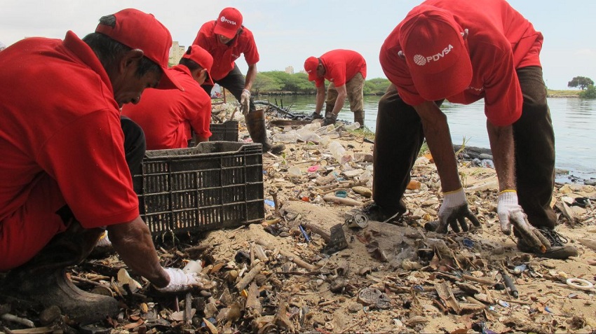 PDVSA desplegó recursos técnicos y humanos para limpiar el lago de Maracaibo
