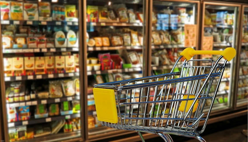 Personas comprando para alimentarse