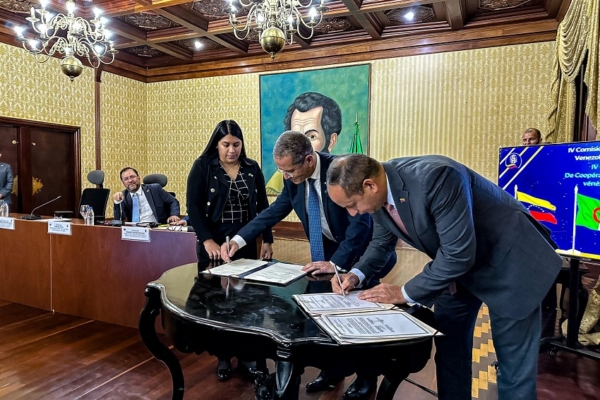 Venezuela y Argelia firmaron 12 acuerdos de cooperación que incluyen transporte aéreo y energía