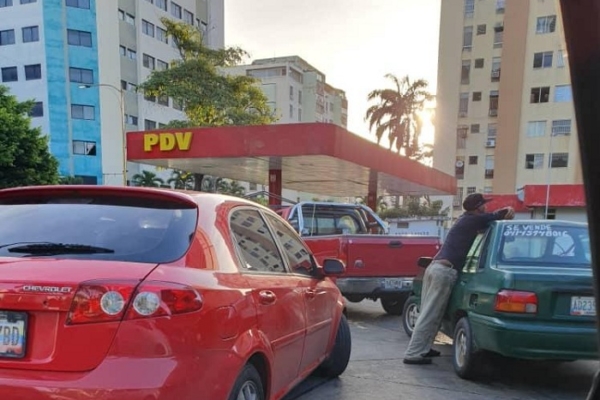 Ciudadanos reportan fuertes colas para echar gasolina este #8Jun en diversas estaciones de servicio en el país