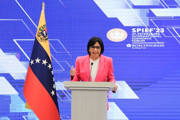 Delcy Rodríguez viajó a Cumbre UE-CELAC con «autorización especial» por sanción vigente desde 2018