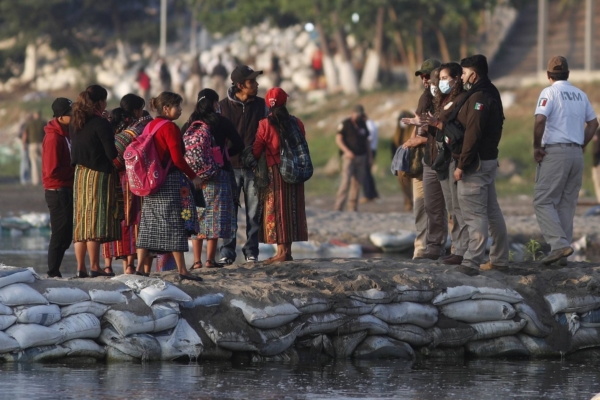 Cerca de 15.000 migrantes están varados a la intemperie en la frontera sur de México